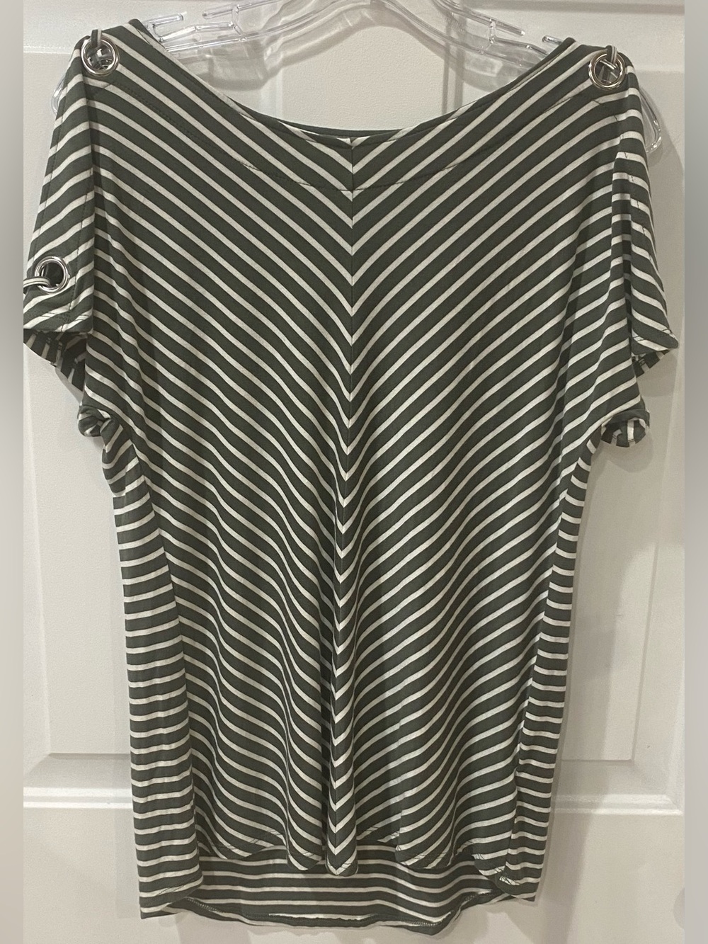 Cable & Gauge Olive and White V-Stripe Short Sleeve Top with Grommet Detail SZ M